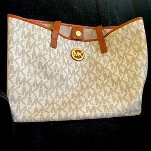 Michael Kor cream purse big laptop purse, slightly used in excellent condition